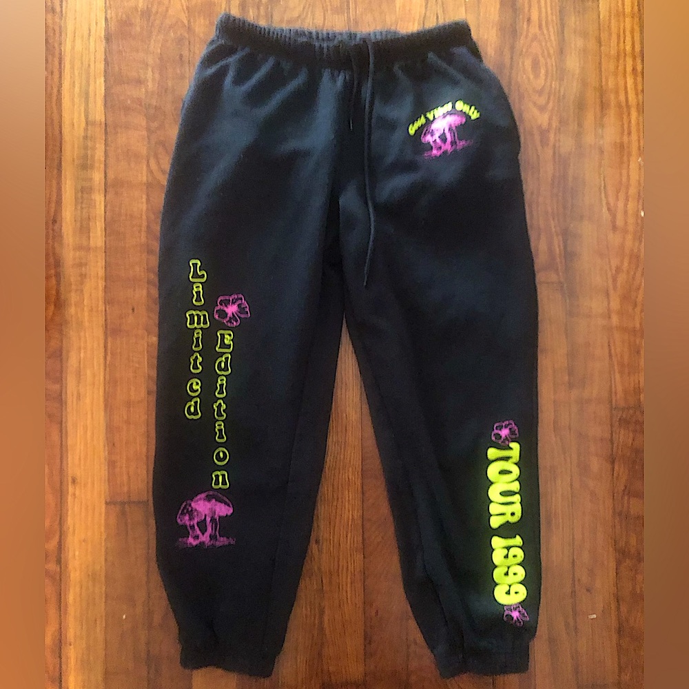 Sweatpants in size medium in women by the brand "Faded Rose".